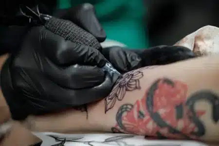 Certaines encres de tatouage contiennent des substances classées cancérigènes, et peu de tatoués le savent