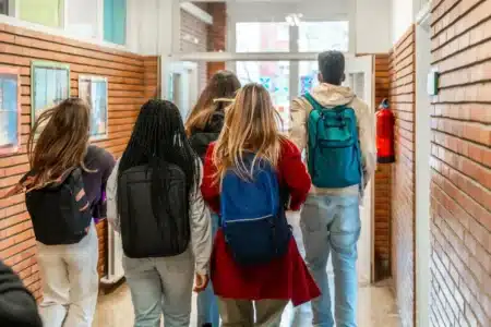 Haute-Savoie : des collégiens ont trouvé comment déverrouiller les pochettes anti-téléphone en moins de 10 secondes, les enseignants sont dépassés