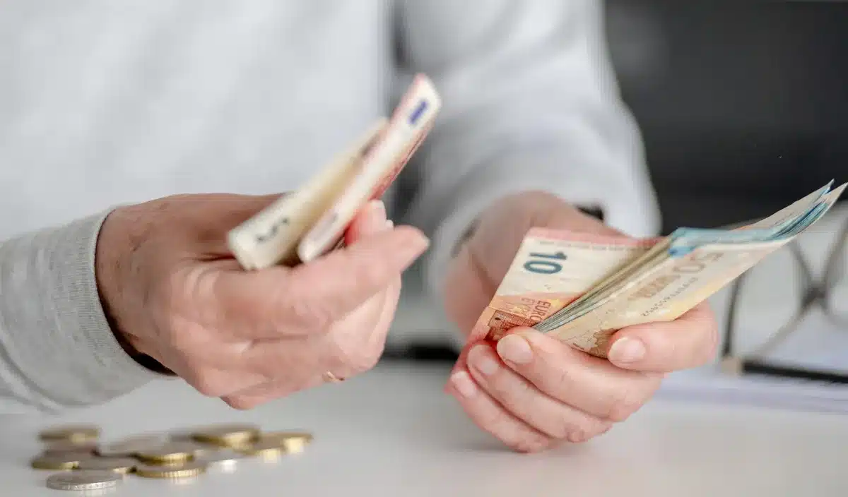 Je n'ai jamais travaillé, pourtant, je touche 1 600 euros de retraite : il faut remplir ces conditions pour y avoir droit