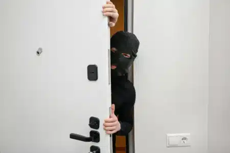 Les gendarmes ne recommandent plus de laisser la lumière allumée avant de partir en vacances : voici ce qu'ils conseillent désormais