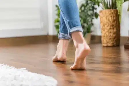 Marcher pieds nus chez soi est-il vraiment nuisible ? Ce que disent les médecins pourrait vous étonner