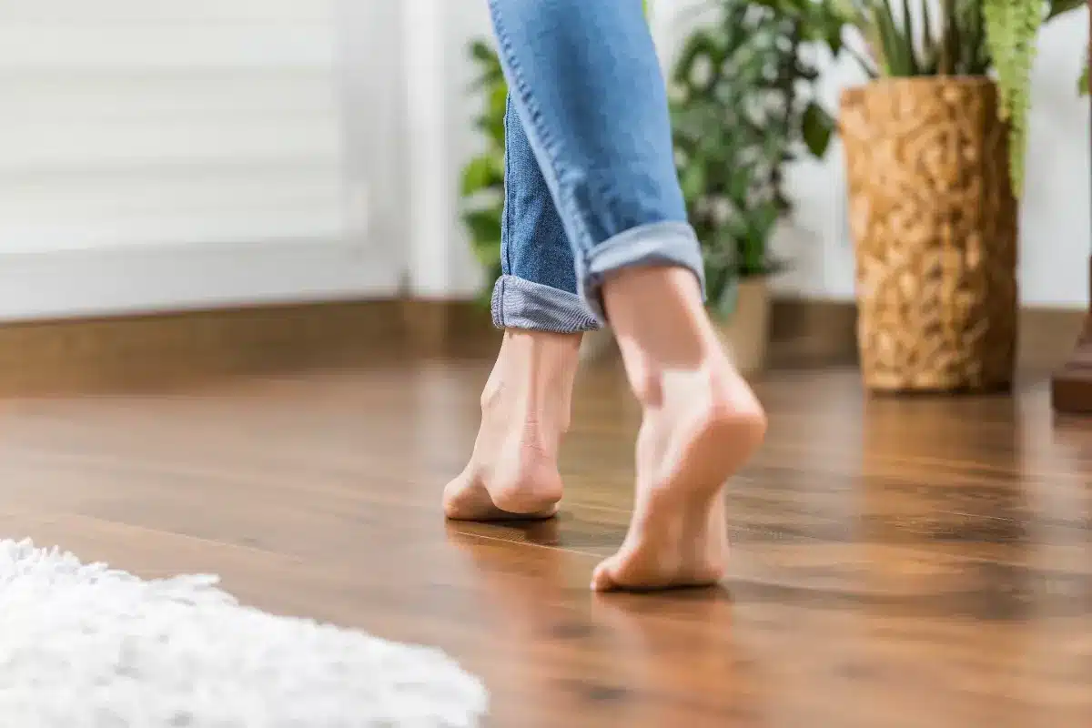 Marcher pieds nus chez soi est-il vraiment nuisible ? Ce que disent les médecins pourrait vous étonner