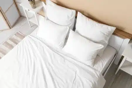 Pas tous les 15 jours ni toutes les semaines : les dermatologues révèlent le vrai délai pour changer vos draps sans risque pour la peau