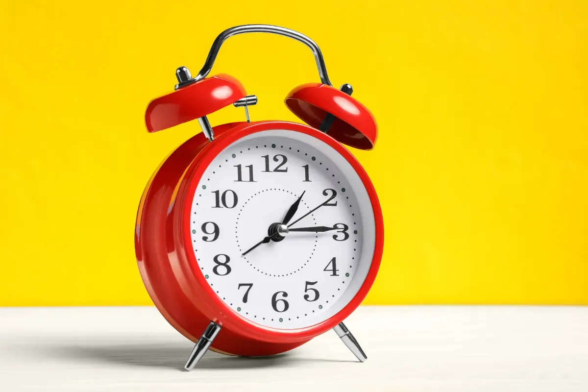 Passage à l'heure d'hiver : pourquoi la date tombe si tôt cette année et ce que ça change pour votre sommeil
