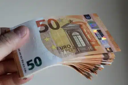 Sans-abri, il tombe sur une valise pleine de billets de 50€ : ce qu'il en fait surprend même la police