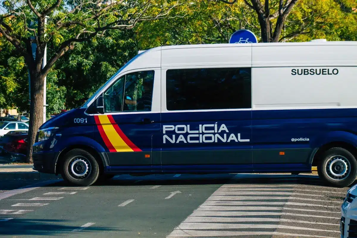 Une propriétaire constate que sa maison est squattée, la police propose une solution étonnante pour la récupérer