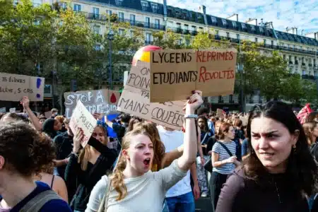 « À un millimètre près, je perdais ma mâchoire » : un livreur agressé dans les Yvelines lors d'un blocus lycéen raconte sa terreur