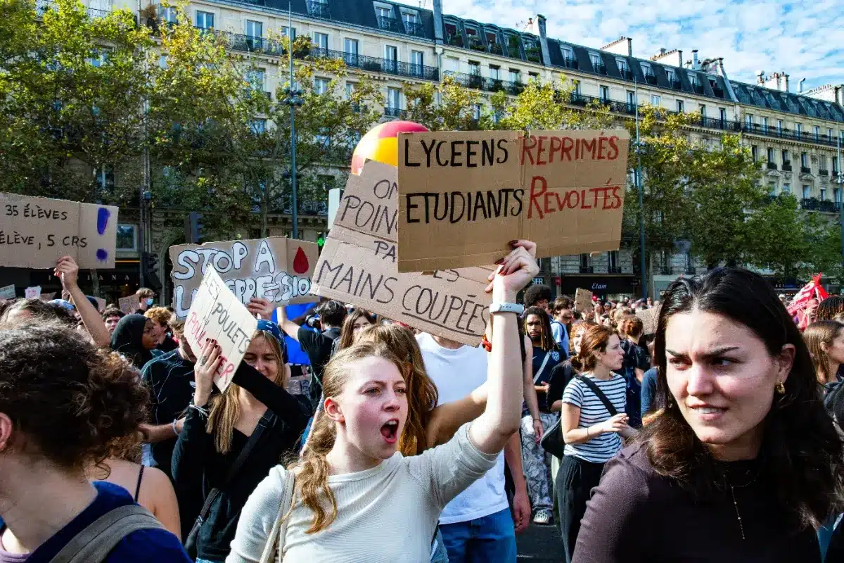 « À un millimètre près, je perdais ma mâchoire » : un livreur agressé dans les Yvelines lors d'un blocus lycéen raconte sa terreur