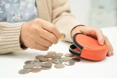 Alain, 73 ans, touche 200 € par mois en testant des produits qu'il conserve ensuite : « je ne gagne pas des millions, mais ça paie mes courses »