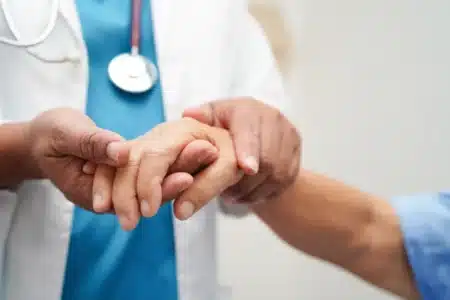 Ce professeur de 82 ans menait des essais cliniques secrets dans une abbaye : « je voulais sauver des vies », la justice ne l'a pas entendu ainsi