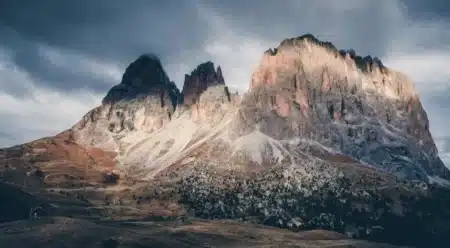 Deux ados de 13 et 16 ans abandonnés par leurs parents passent la nuit devant un refuge fermé dans les Alpes : les secouristes n'en reviennent pas