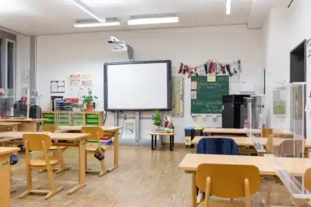 Dordogne : trois élus RN refusent de donner le nom d'une rescapée de la Shoah à une école, la famille de la survivante réagit