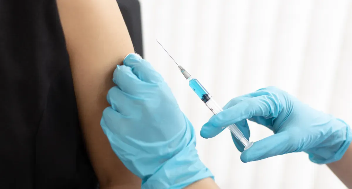Faut-il se faire vacciner contre la COVID et la grippe simultanément ou à des moments différents ?
