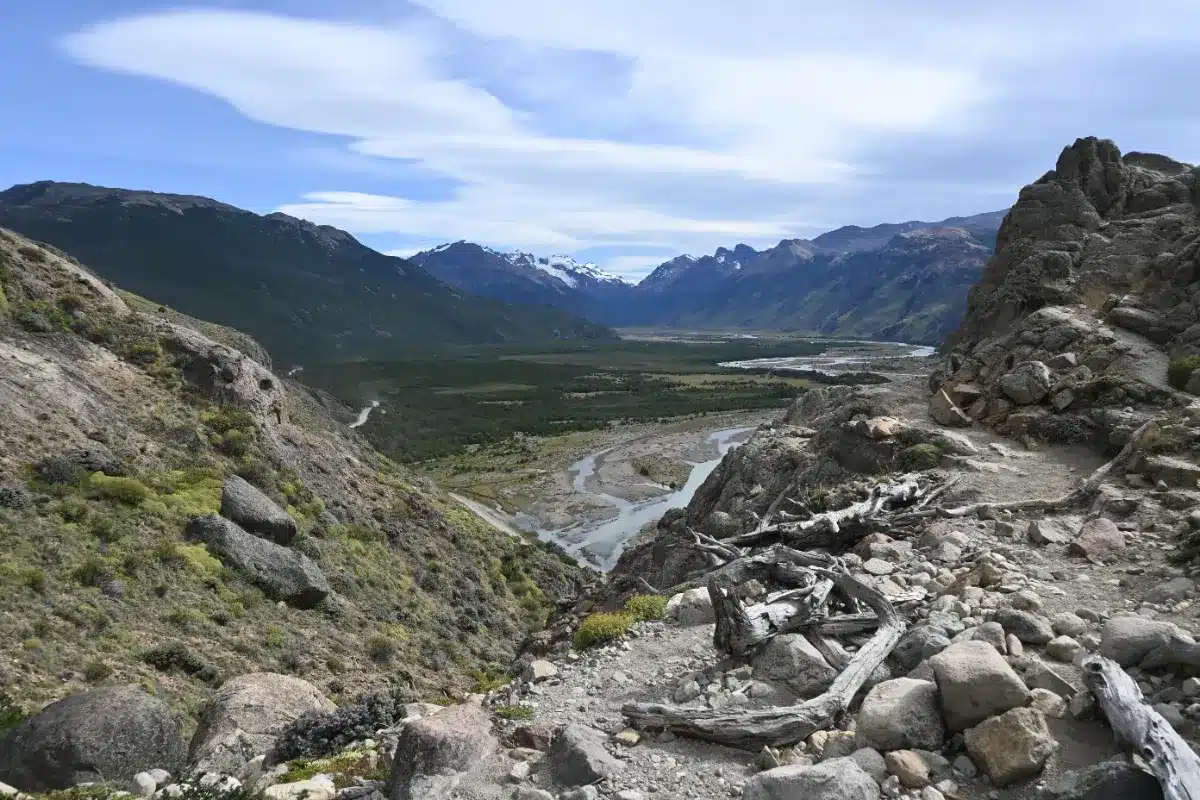 Ils sont un couple depuis plus de 50 ans, habitent sur des montagnes distinctes et parcourent chaque matin 3 500 mètres d'altitude pour la rejoindre
