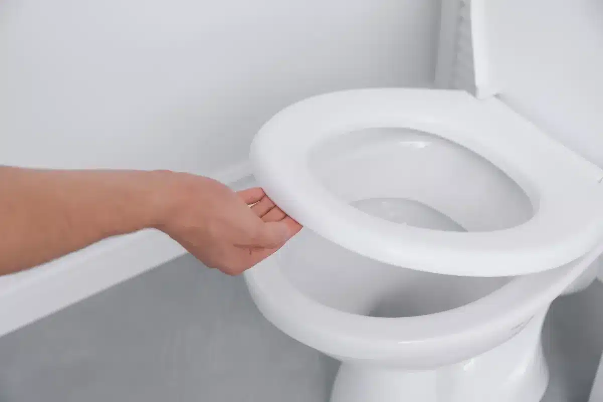 « J'ai failli racheter un abattant neuf » : cette astuce au tournevis que les bricoleurs connaissent bien fait le tour des réseaux