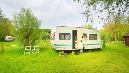 « Je pensais être chez moi » : il laisse sa caravane dans son jardin, la mairie lui rappelle une règle que 90% des propriétaires ignorent