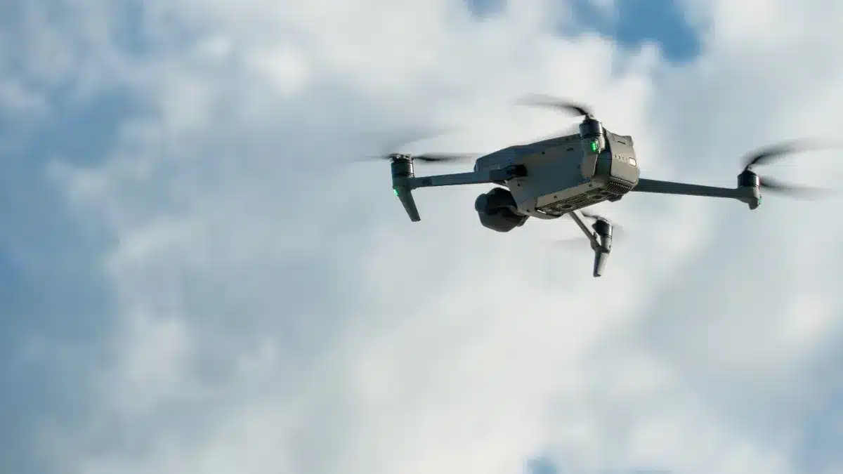« Personne n'avait encore fait ça » : cerné par les mines, un soldat ukrainien a été évacué suspendu sous un drone bombardier