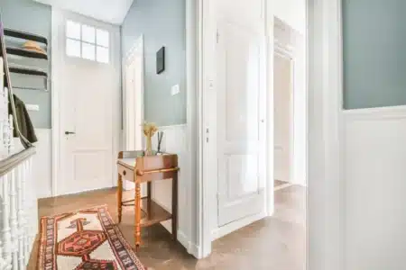 Pourquoi il ne faut jamais glisser un boudin sous votre porte : cet espace a été laissé exprès par le constructeur, et le bloquer peut vous coûter cher